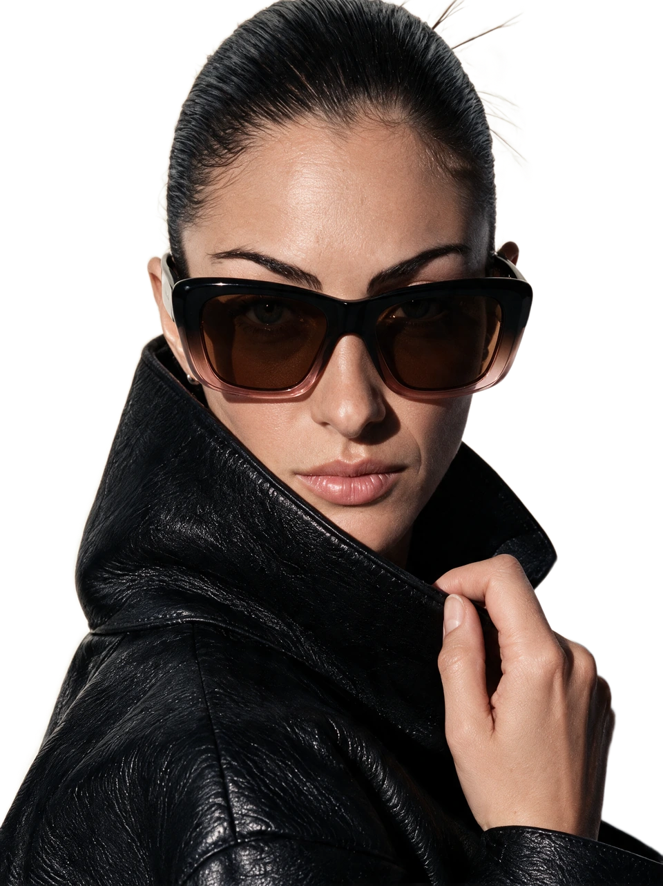 Woman wearing El Gareea in black rose