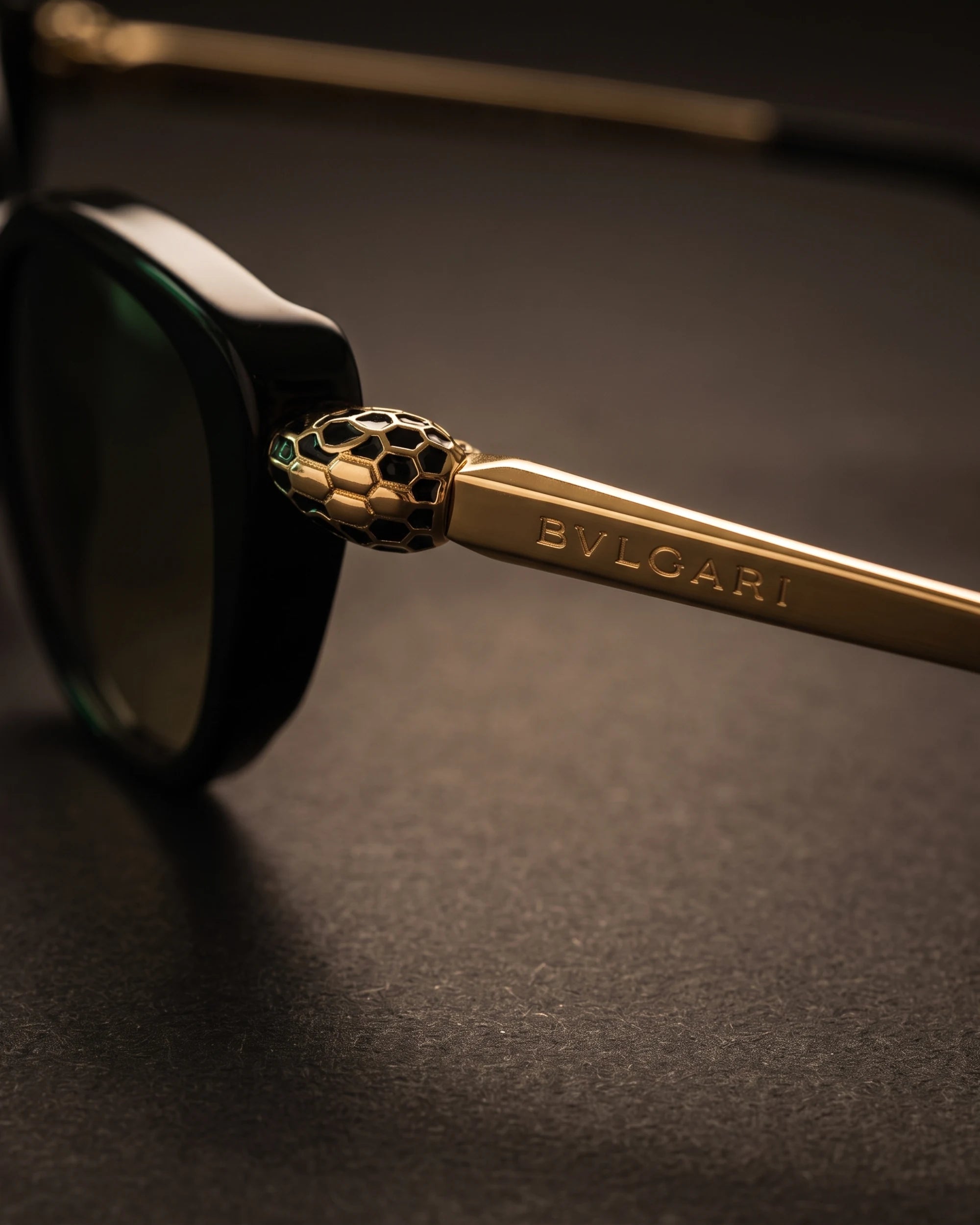 BV40067I 001 Sunglasses Black / Gold / Green — Temple Brand