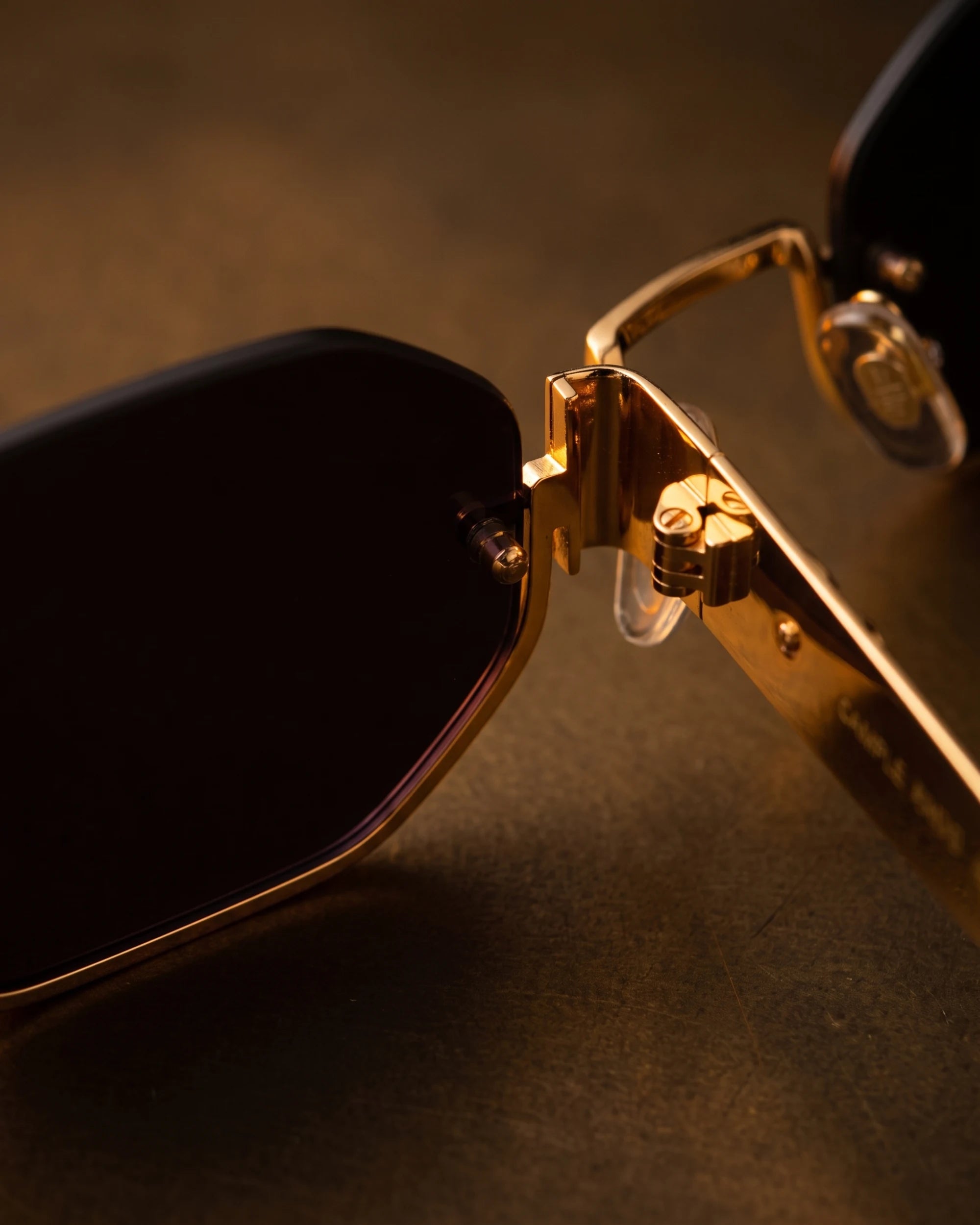 CL42118U Sunglasses Gold / Black — Hinge Lens