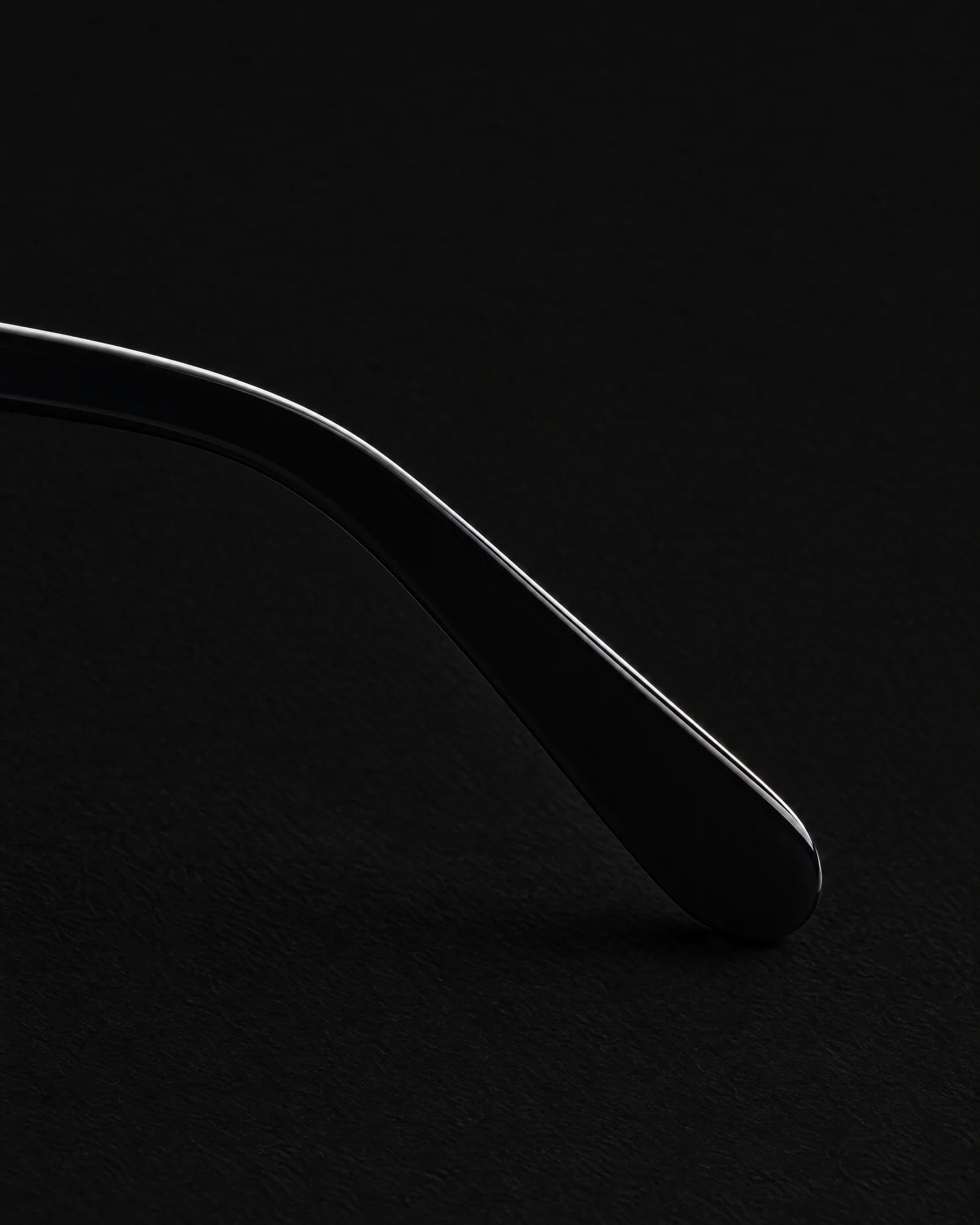 M010 Eyeglasses Black — Temple