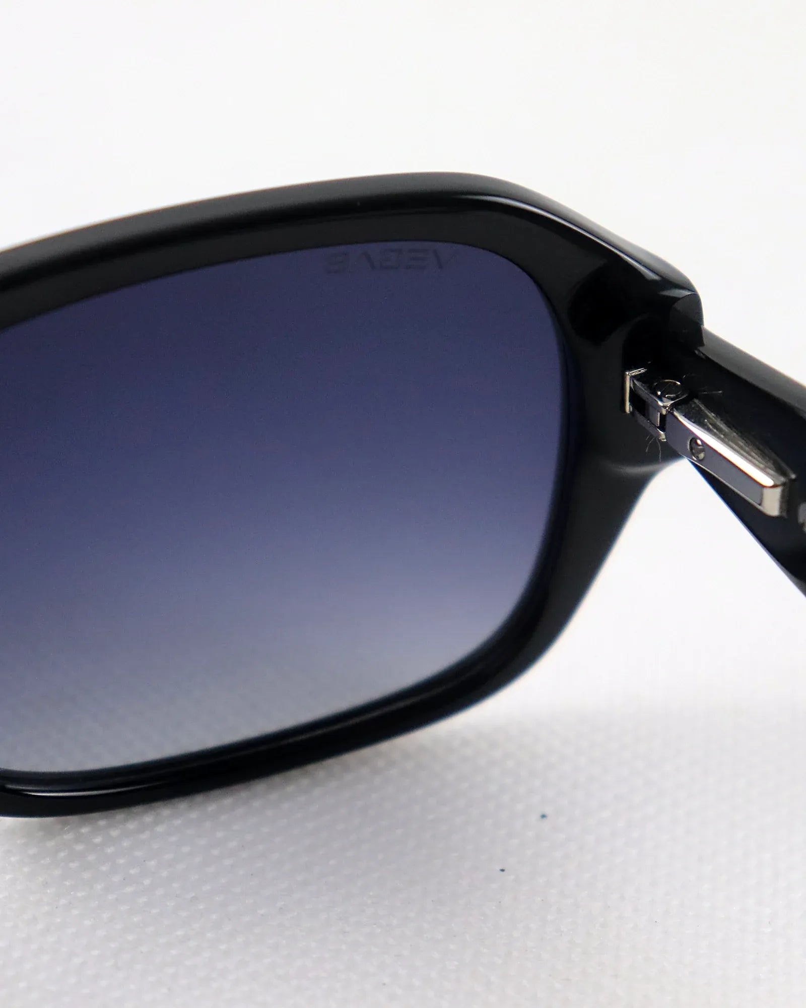 VEGAS MQ6661A Black / Grey Gradient — Hinge