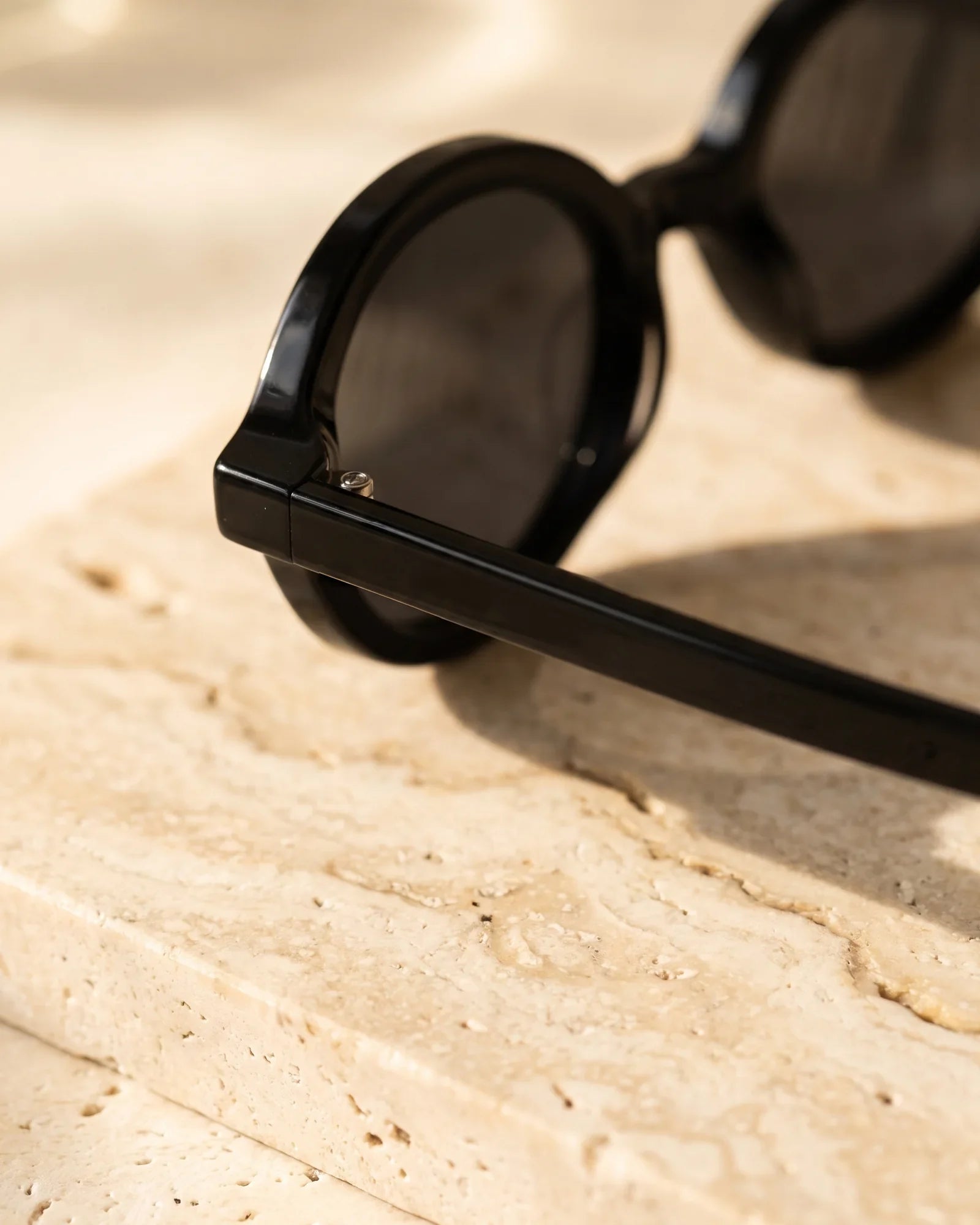 MT001 Sunglasses Black · 1 — Temple