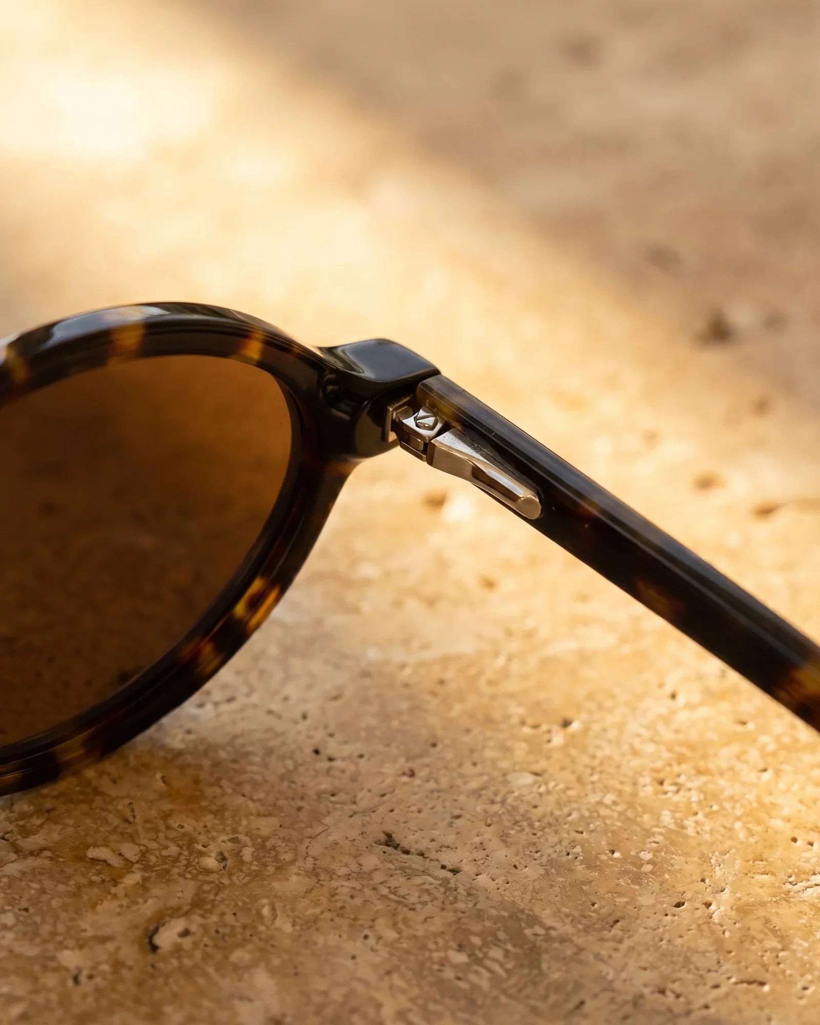 MT001 Sunglasses Black · 1 — Hinge