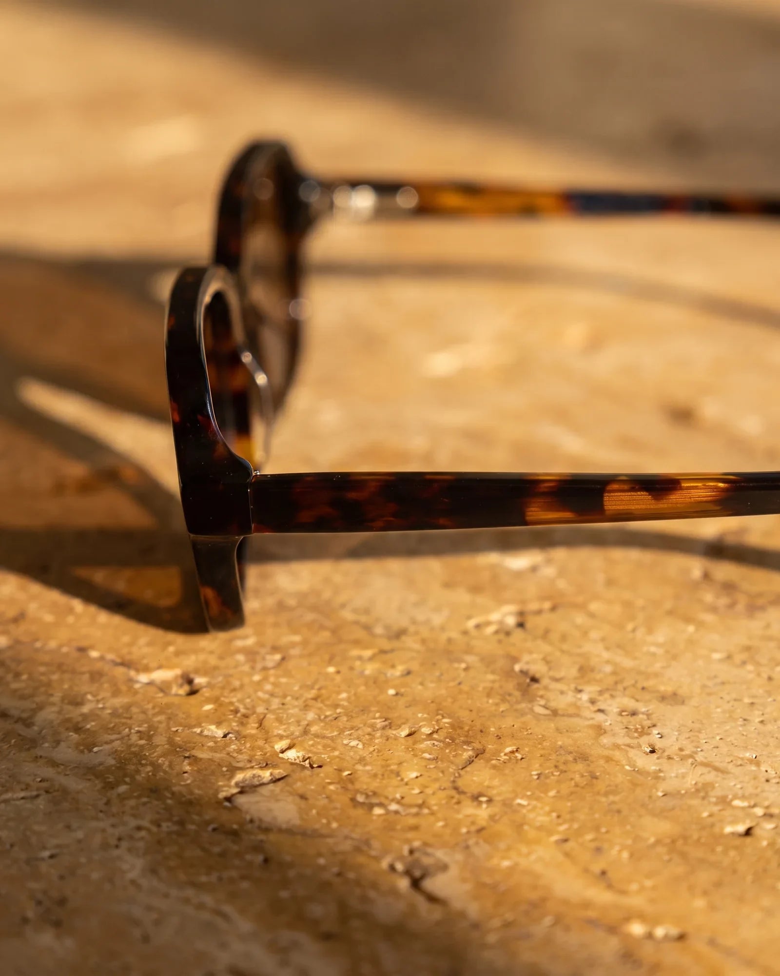 MT003 Sunglasses Black · 1 — Temple
