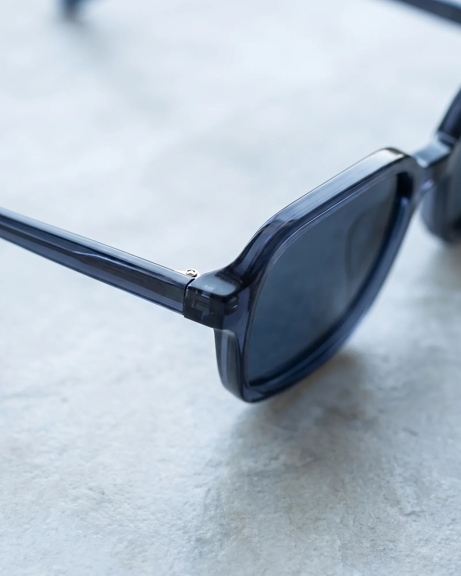 MT003 Sunglasses Black · 1 — Corner