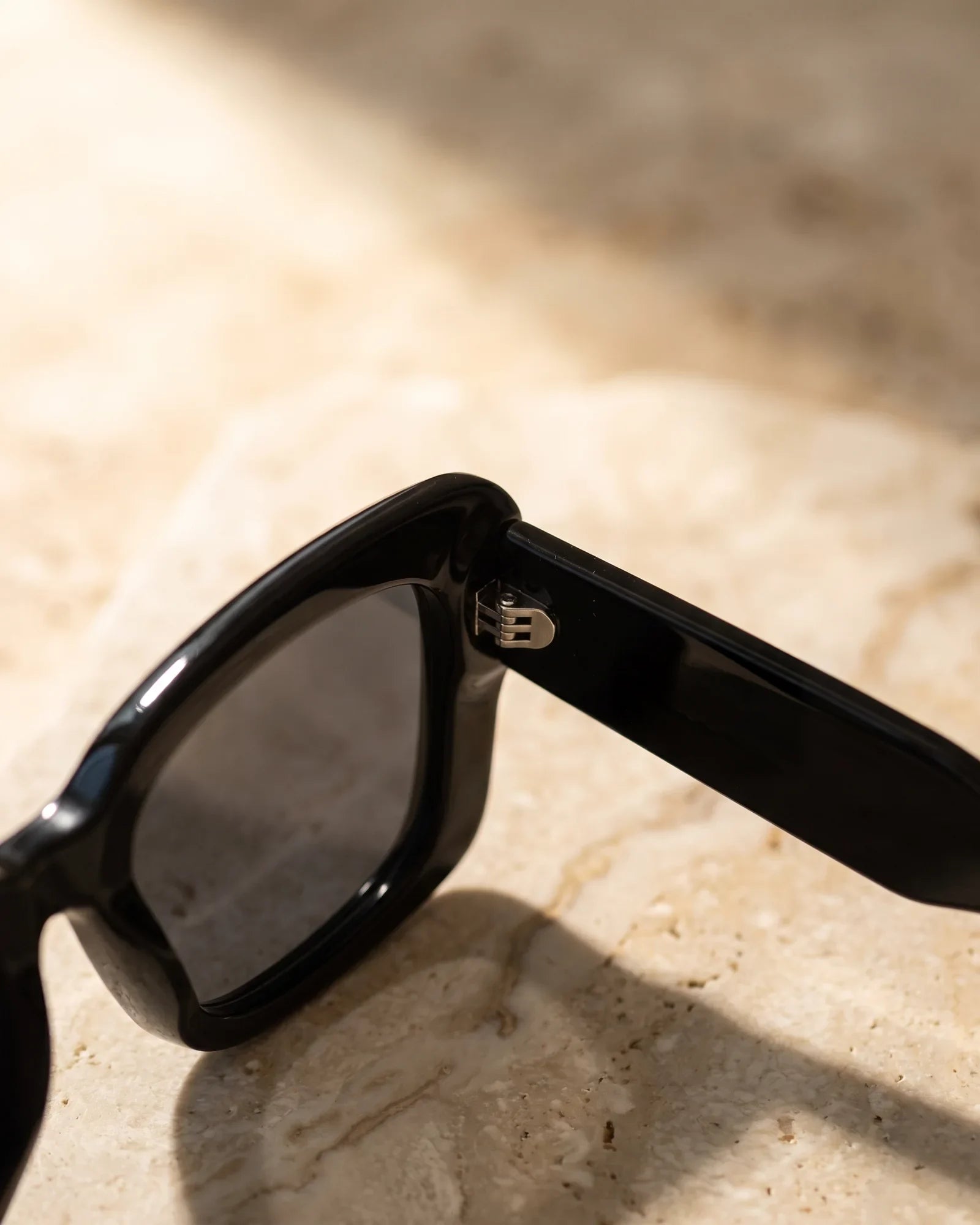 MT025 Sunglasses Black · 1 — Corner