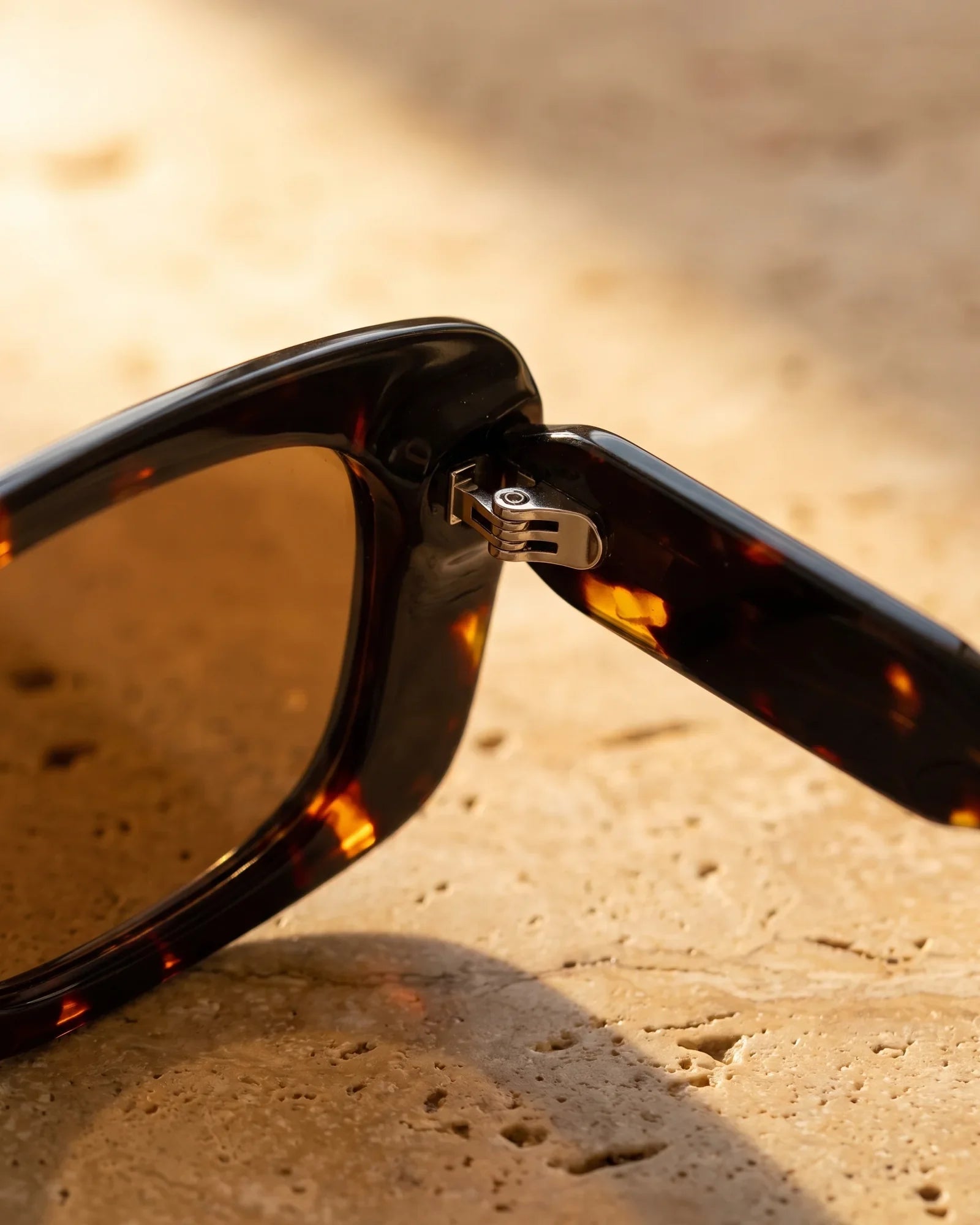 MT025 Sunglasses Black · 1 — Hinge