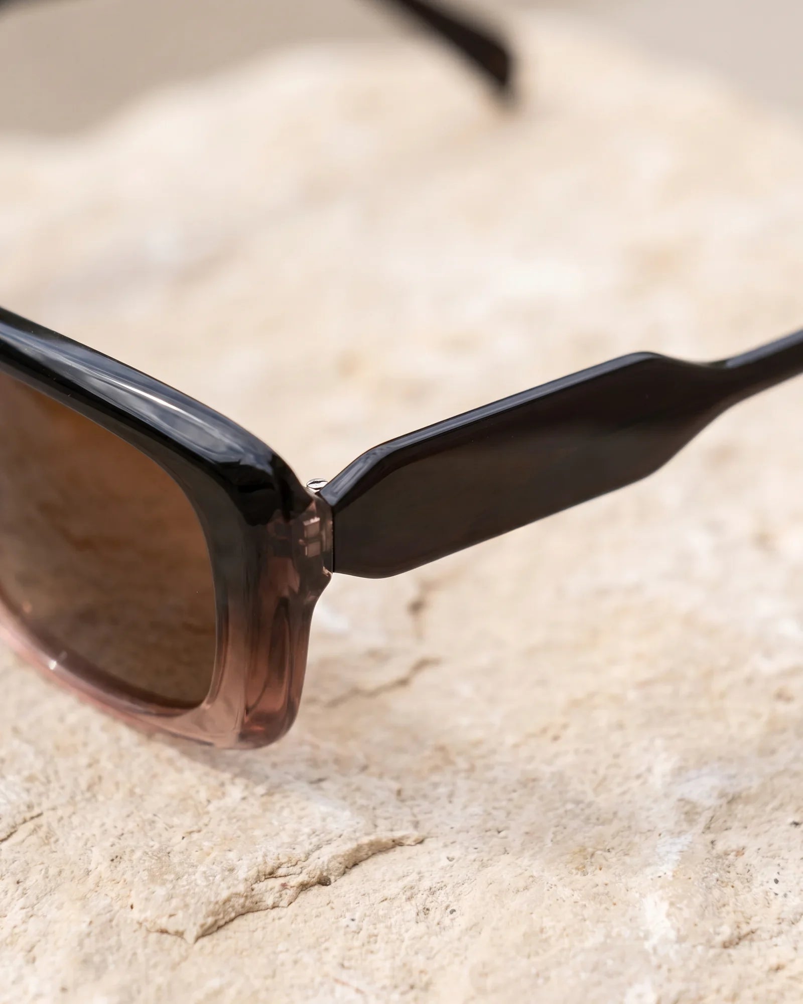 MT025 Sunglasses Black · 1 — Temple