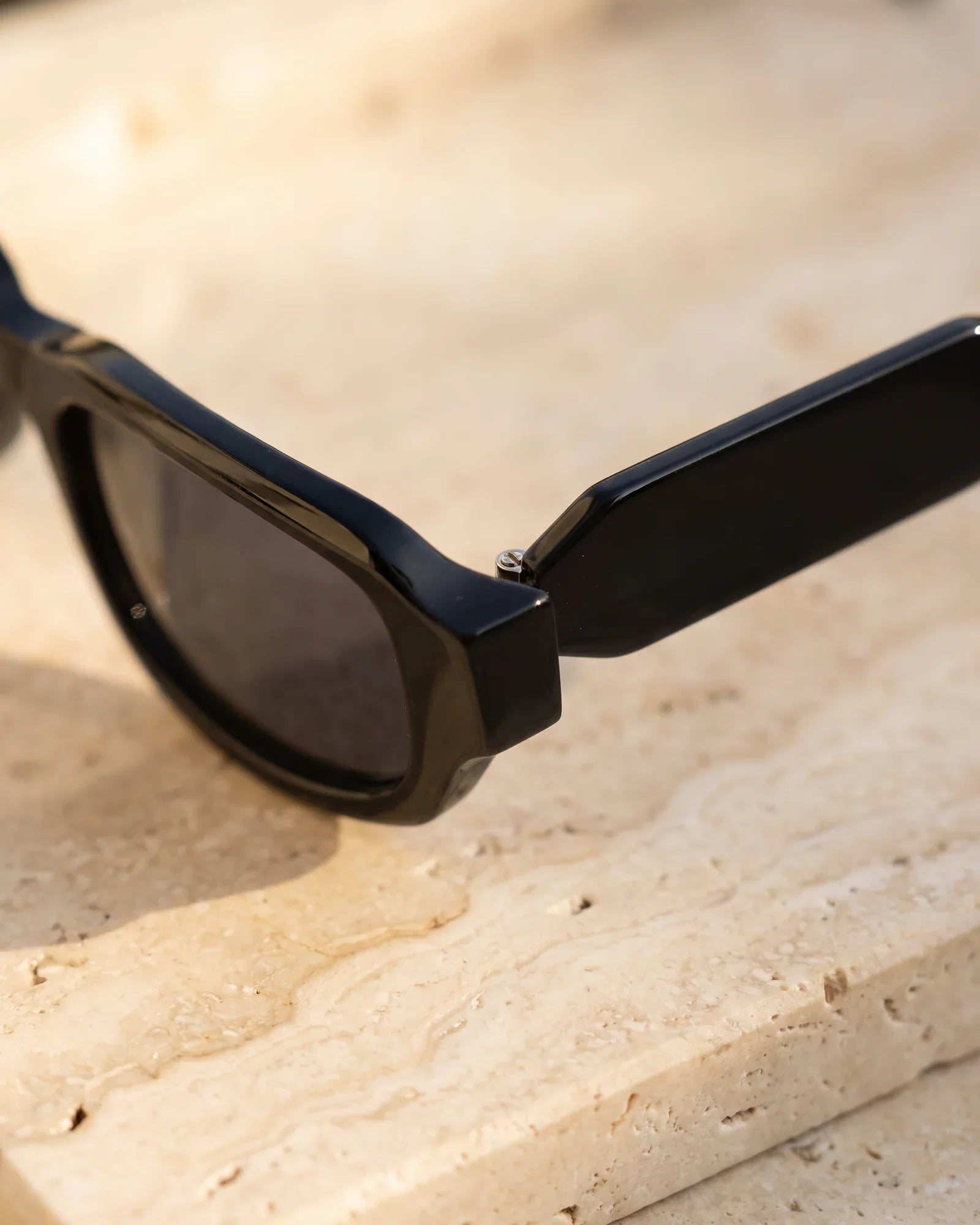 MT026 Sunglasses Navy · 1 — Corner