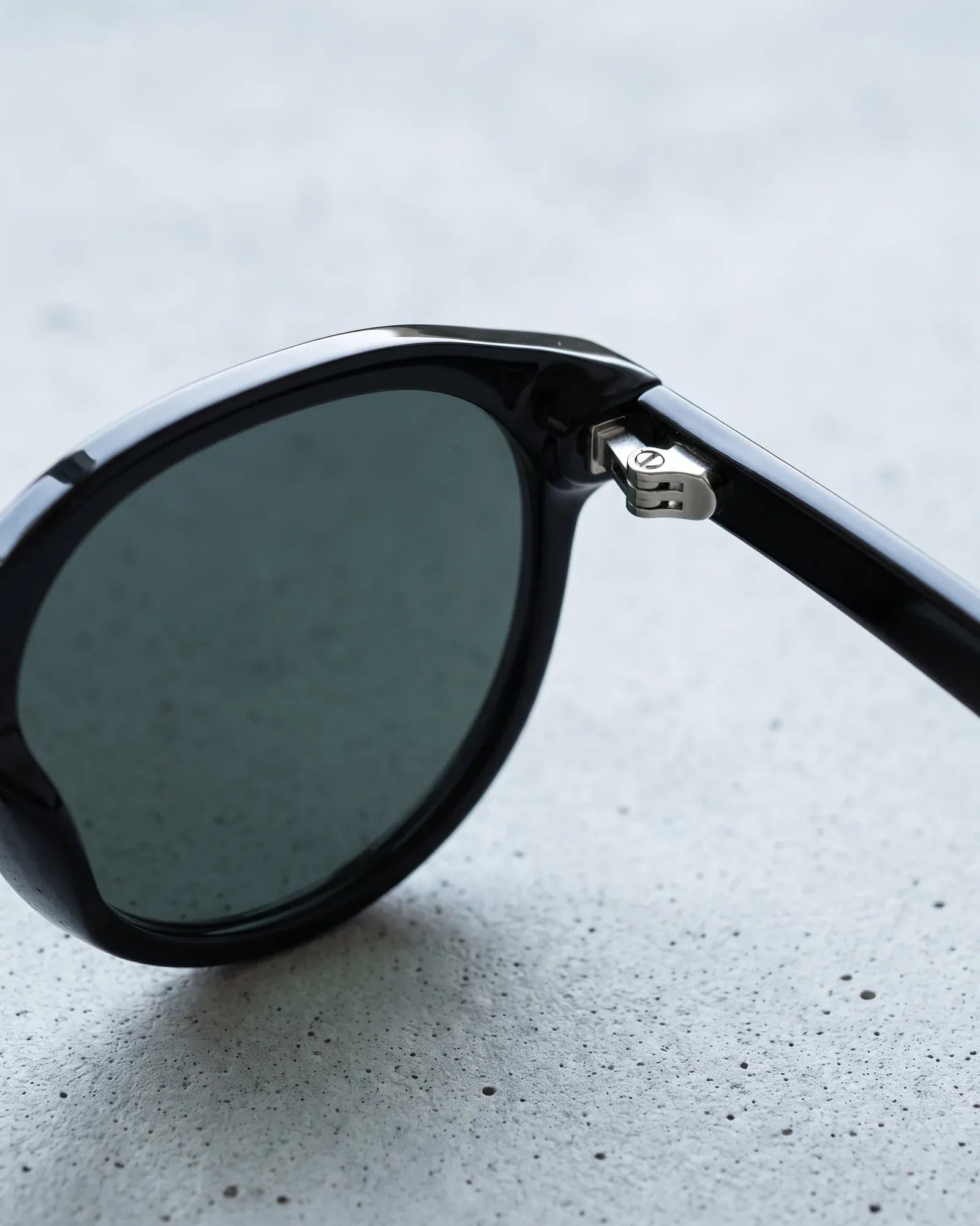 P03312S Black / Dark Grey — Hinge