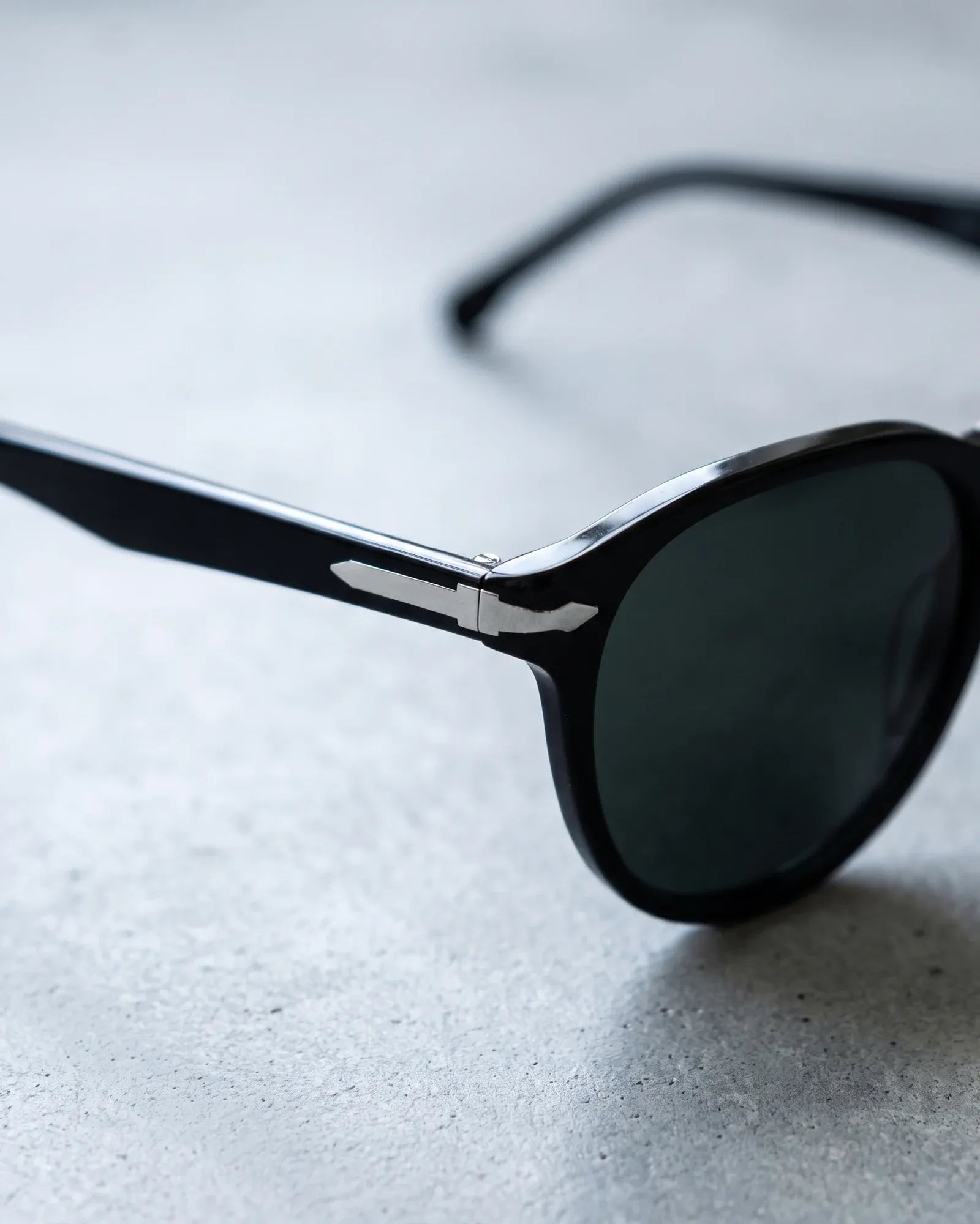 P03312S Black / Dark Grey — Temple