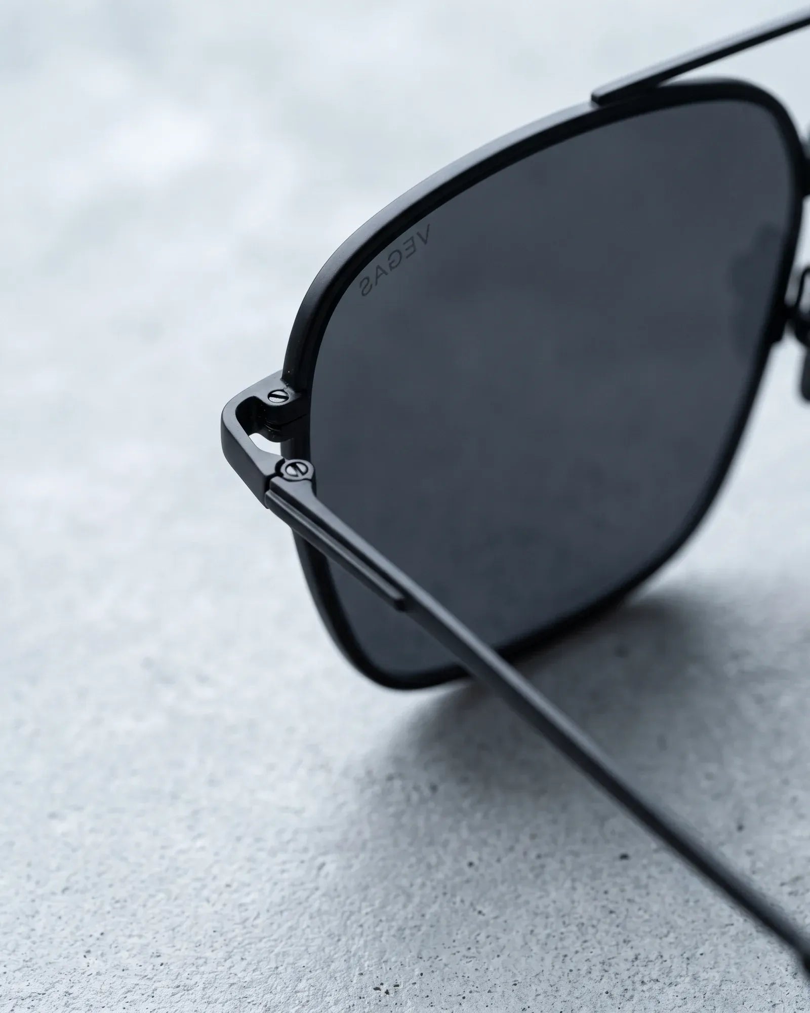 VEGAS V2030 Black / Dark Grey — Hinge