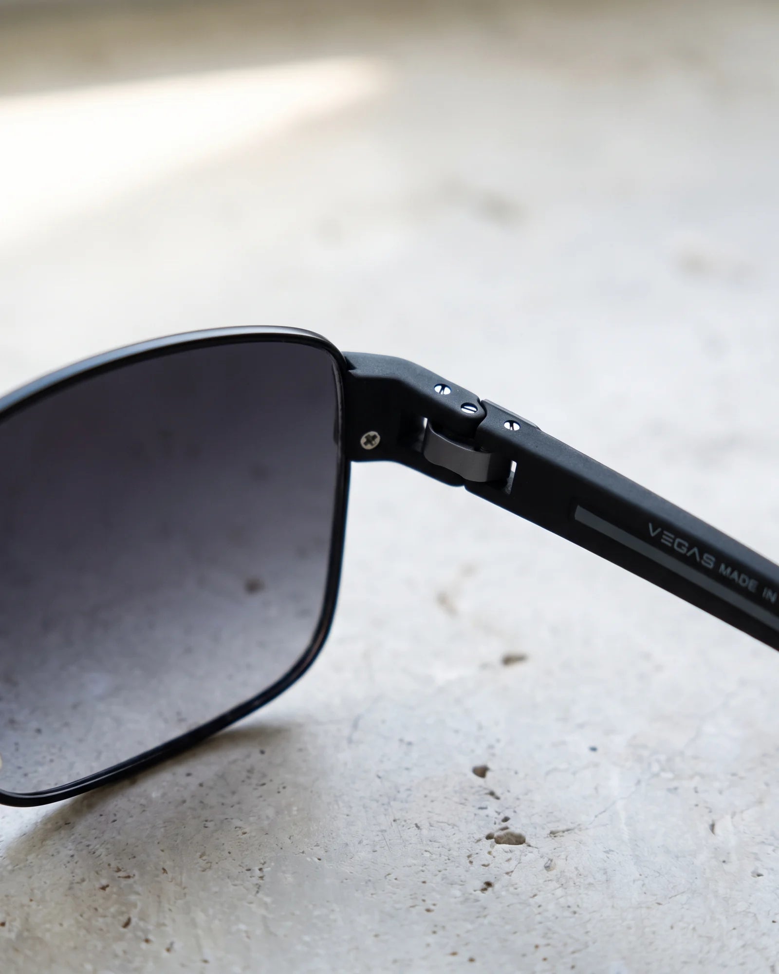 VEGAS V2062 Black — Hinge