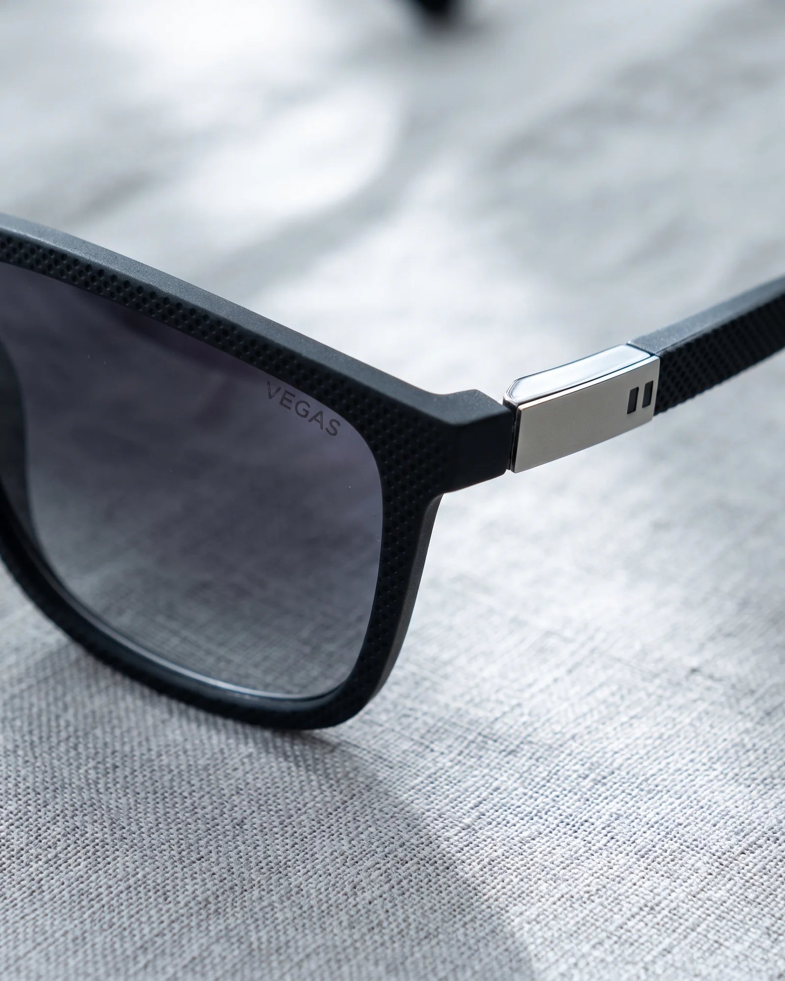 VEGAS V2065 Matte Black — Hinge