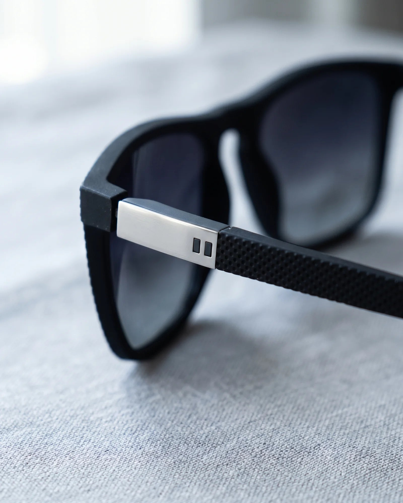 VEGAS V2065 Matte Black — Temple