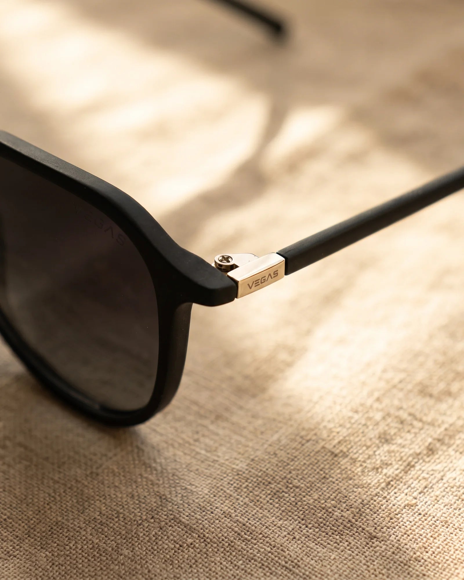 VEGAS V2067 Black — Hinge