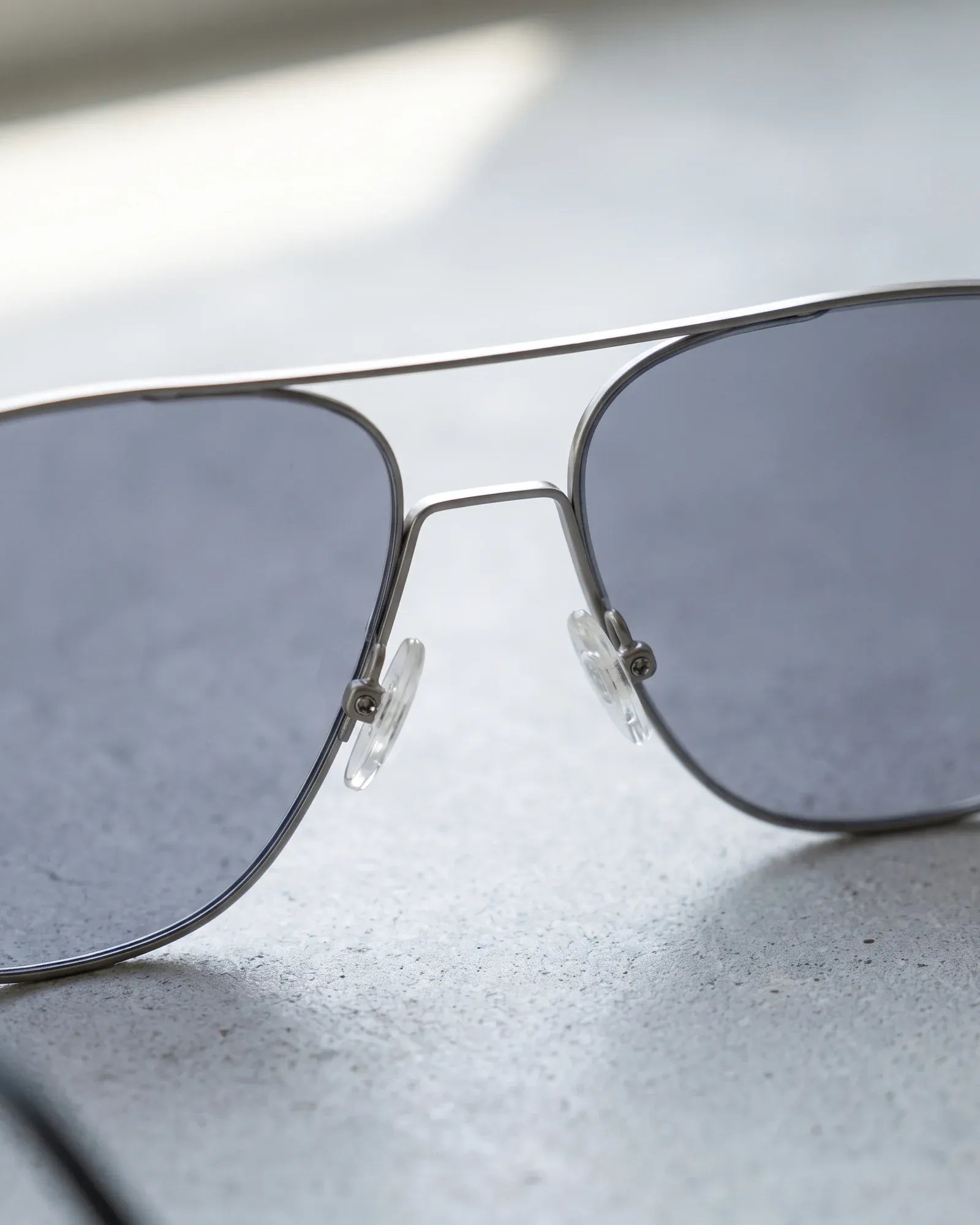 VEGAS V2072S Gunmetal / Light Grey — Bridge