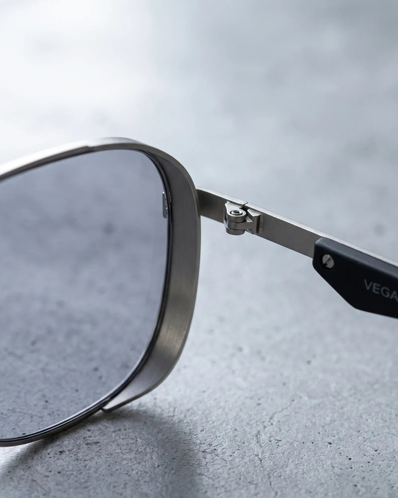 VEGAS V2072S Gunmetal / Light Grey — Hinge