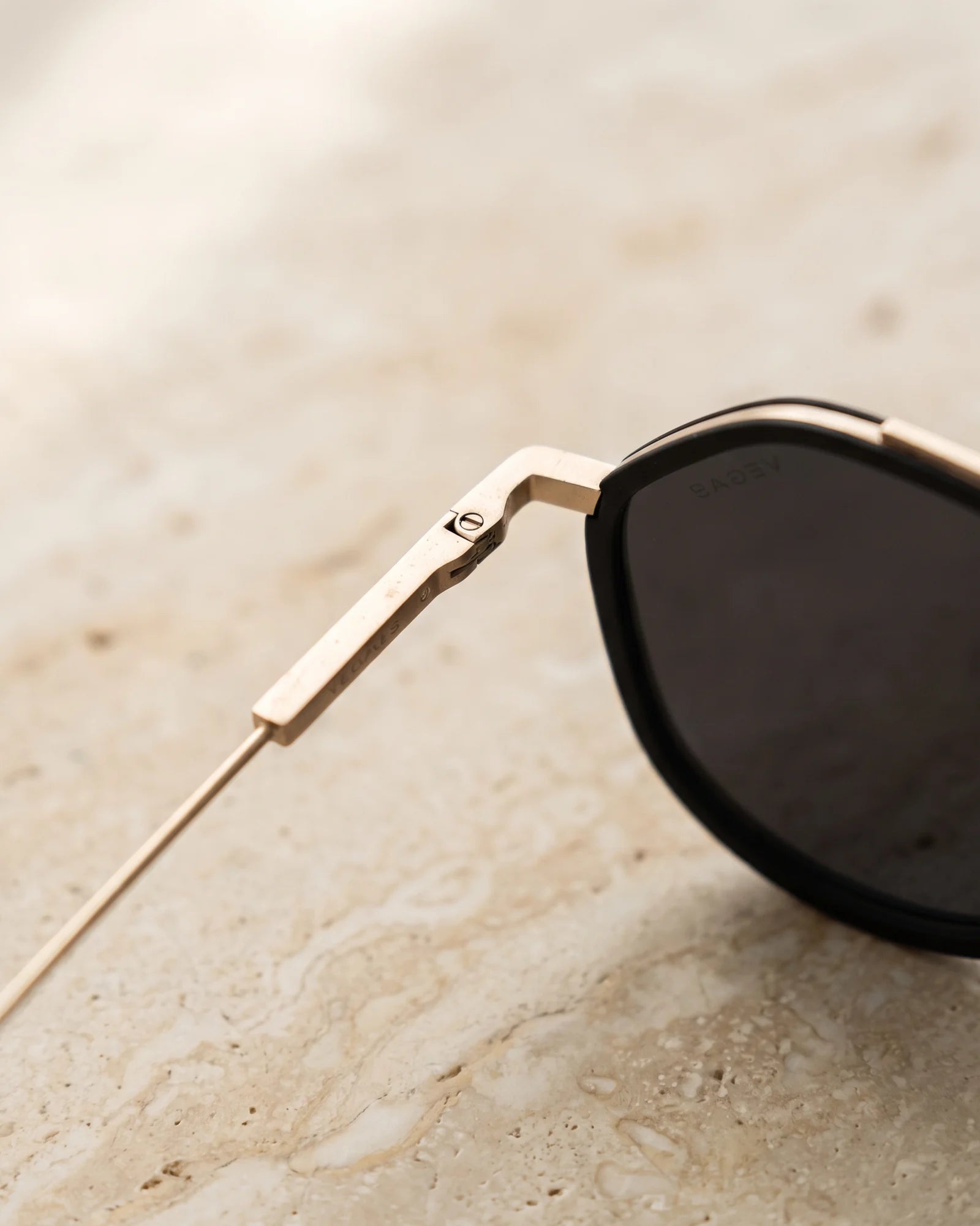 VEGAS V2073 Gold — Hinge