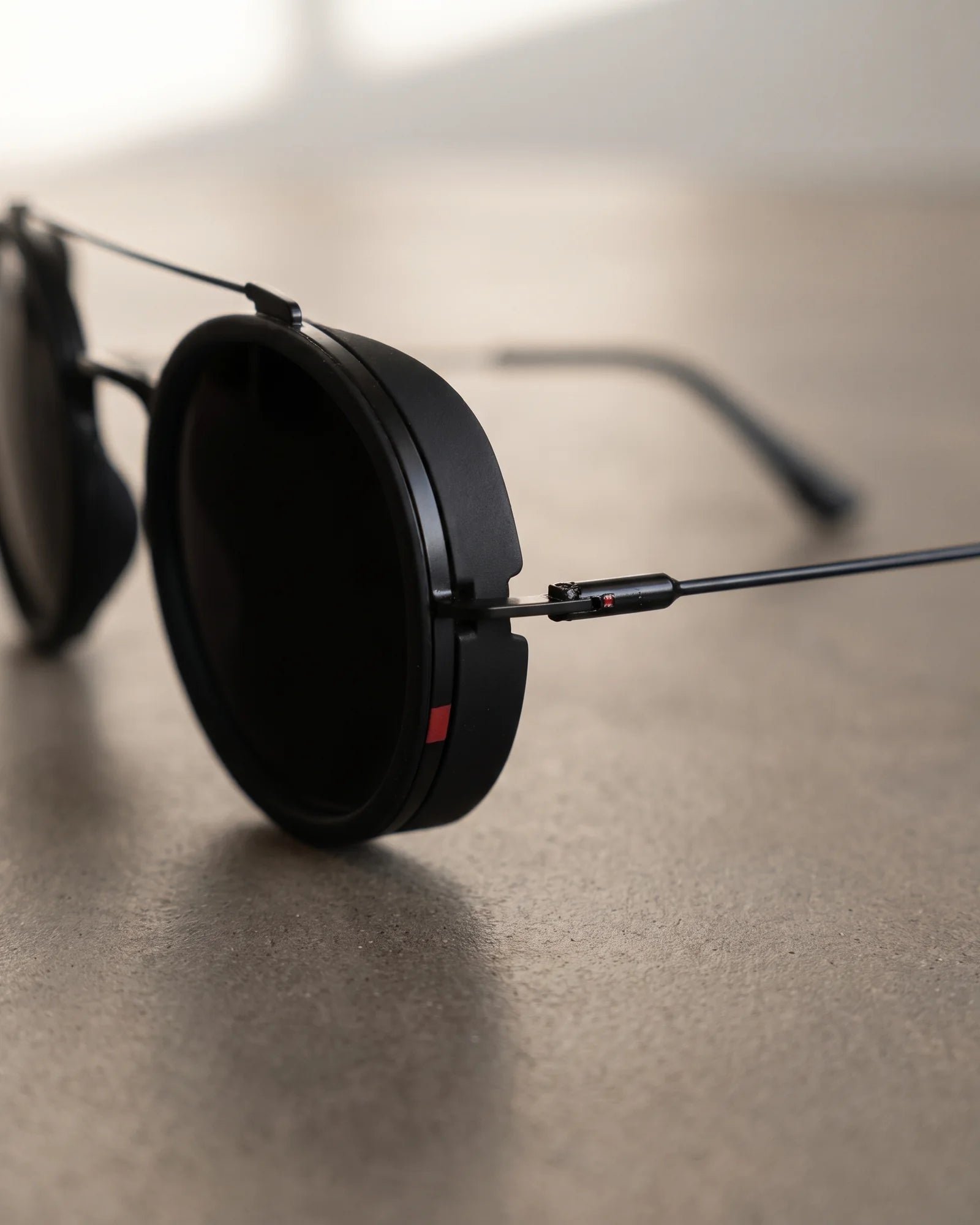 VEGAS V2099 Black — Hinge