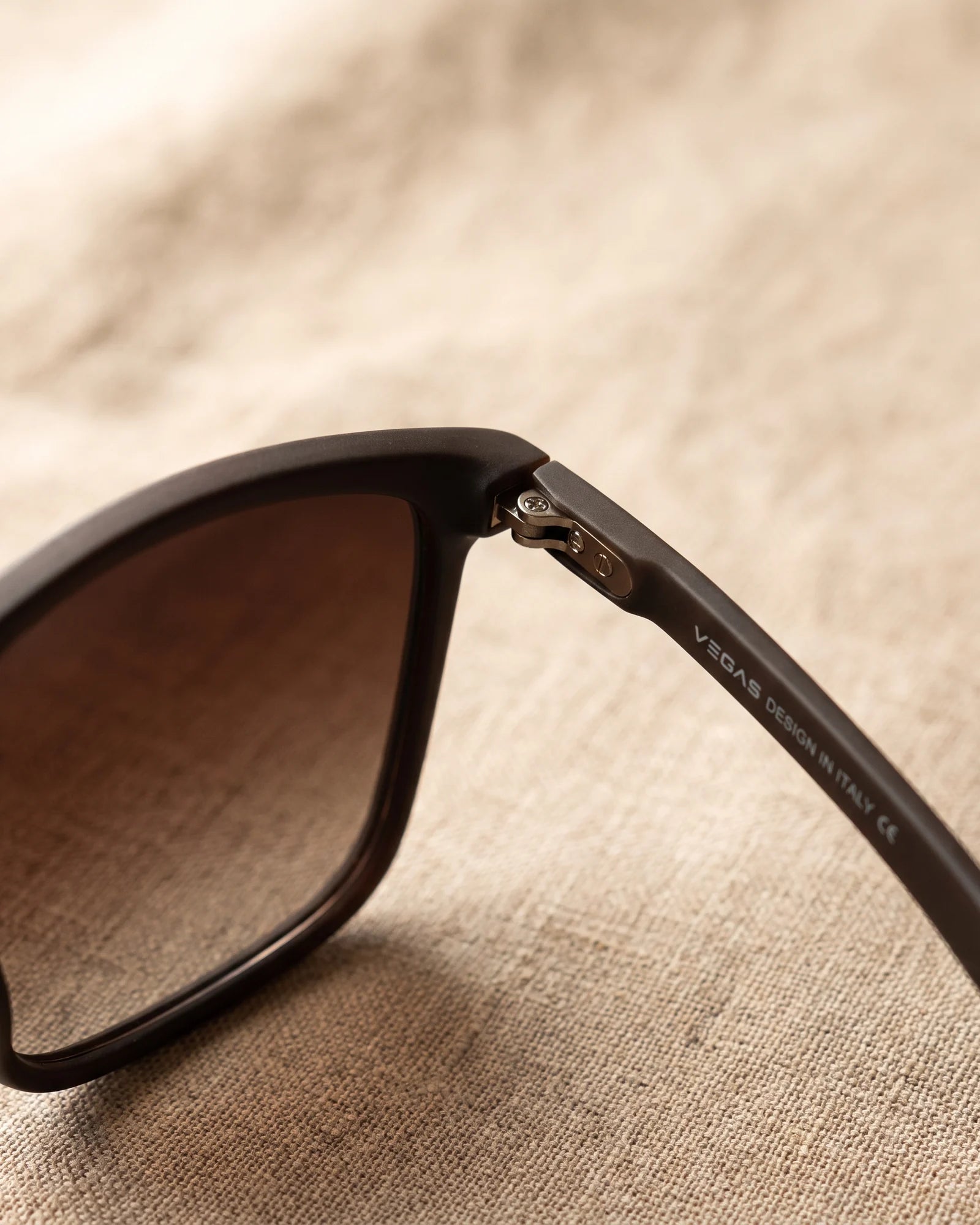 VEGAS V2100 Saddle Brown — Hinge