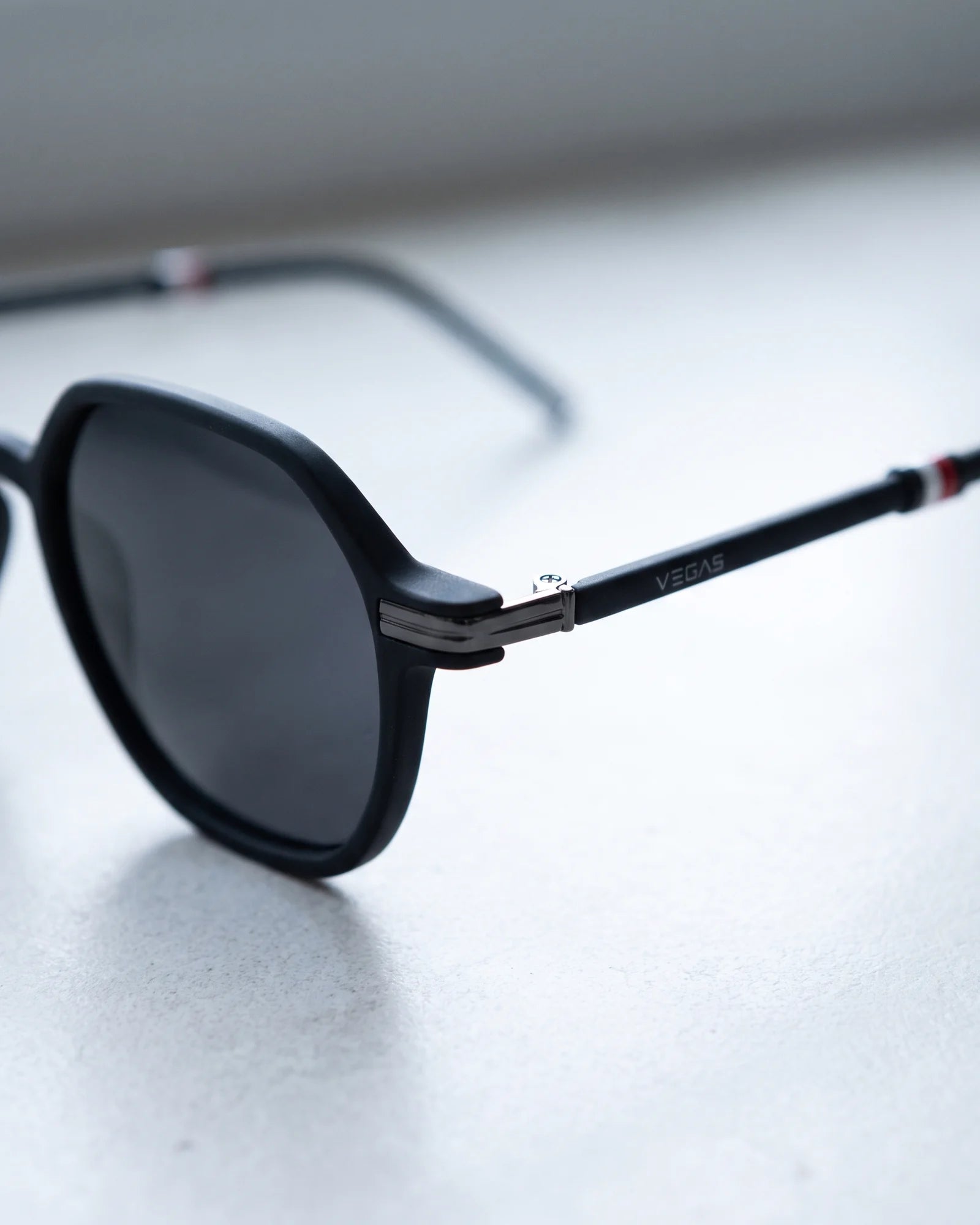 VEGAS V2103 Black — Hinge