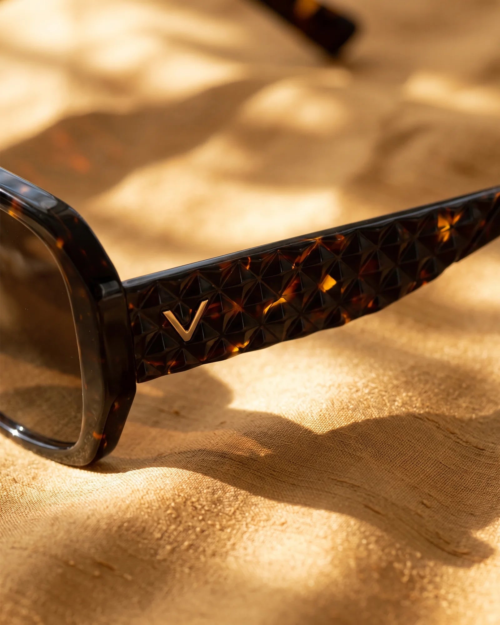 V6001 Sunglasses Tortoise / Brown Lens — Temple