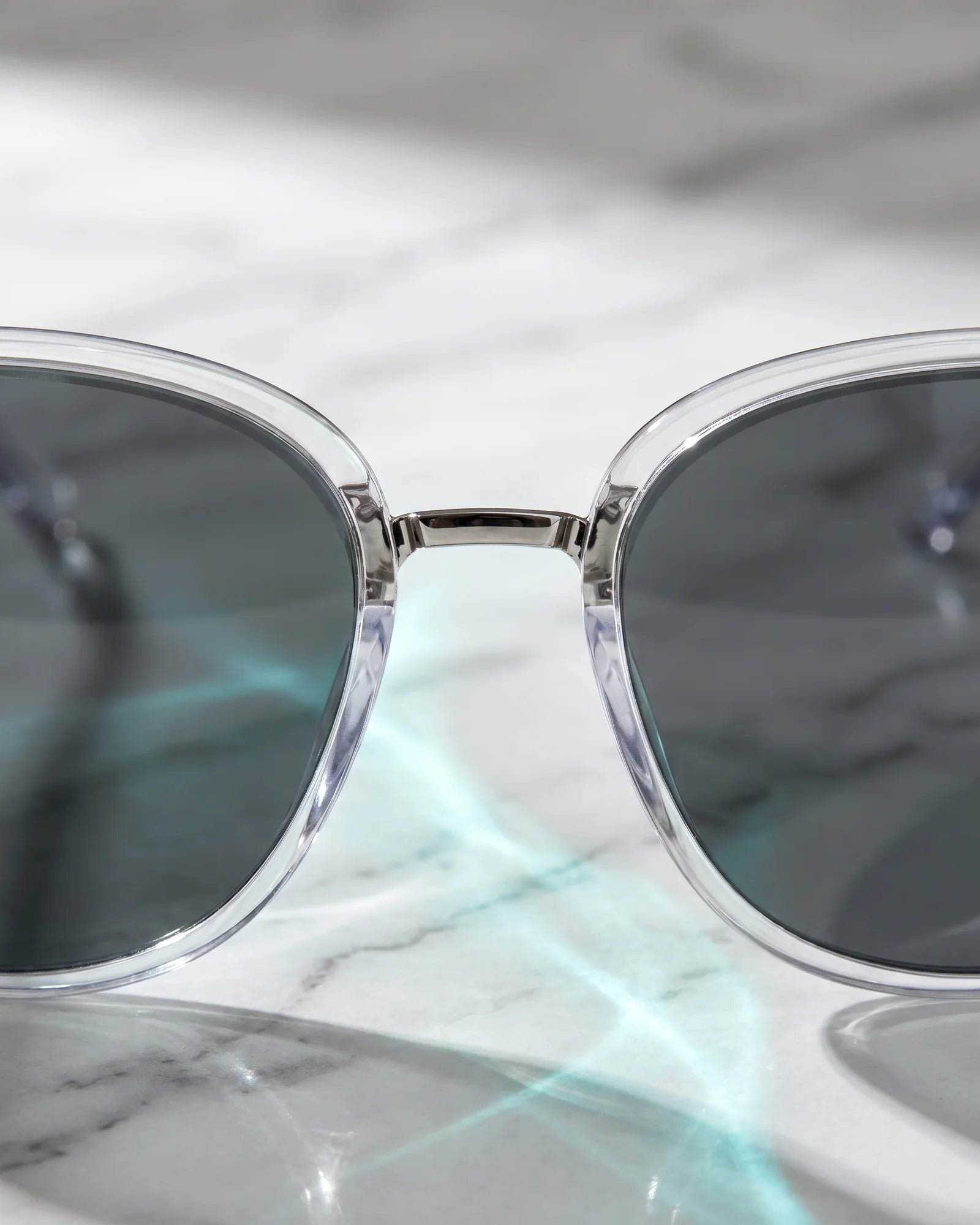 V6002 Sunglasses Transparent Clear / Smoke — Bridge