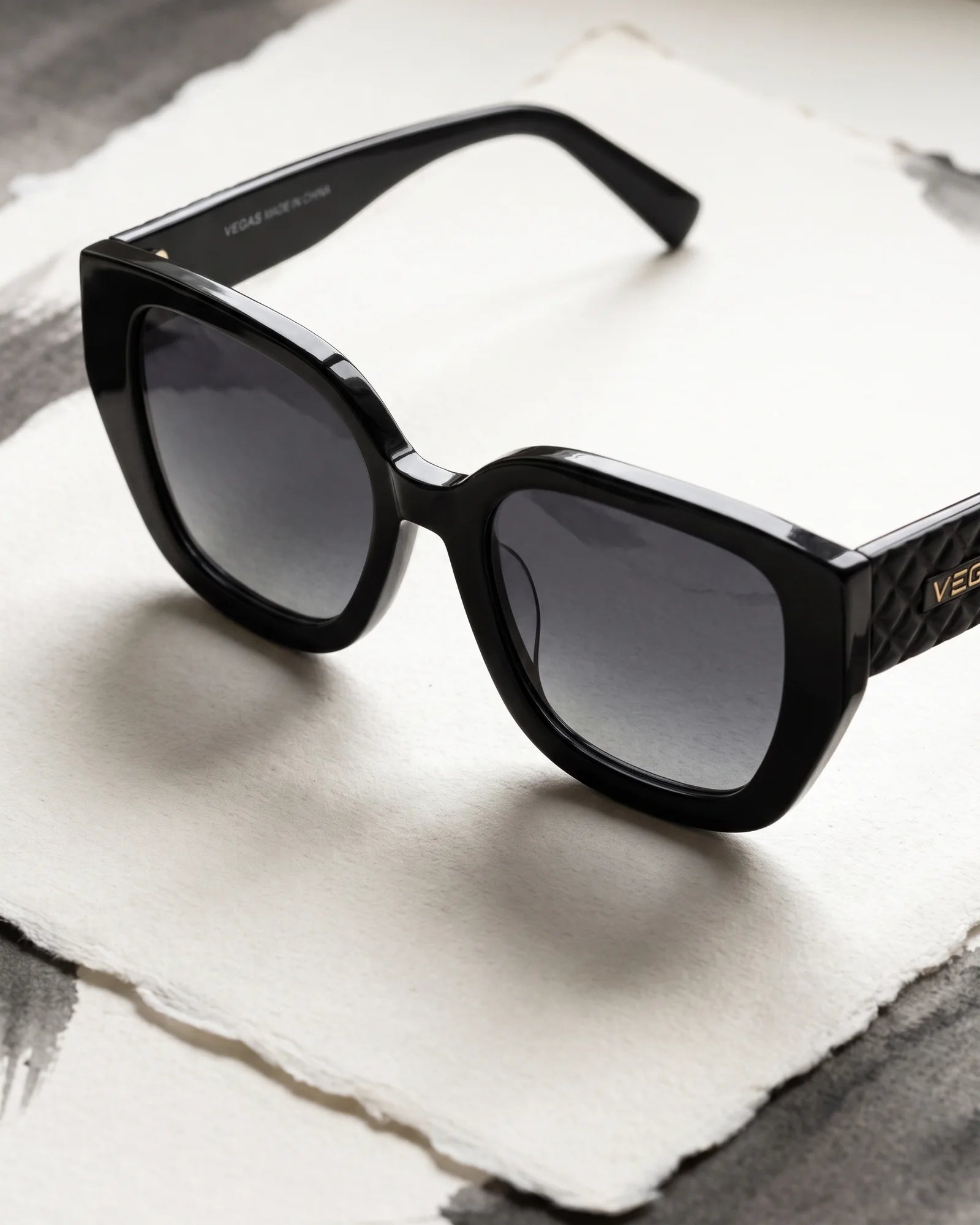 VG8601 Sunglasses Black / Smoke Gradient — Bridge