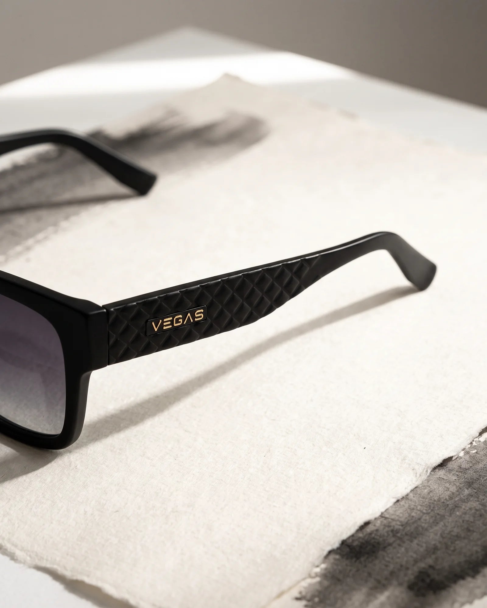 VG8601 Sunglasses Black / Smoke Gradient — Temple
